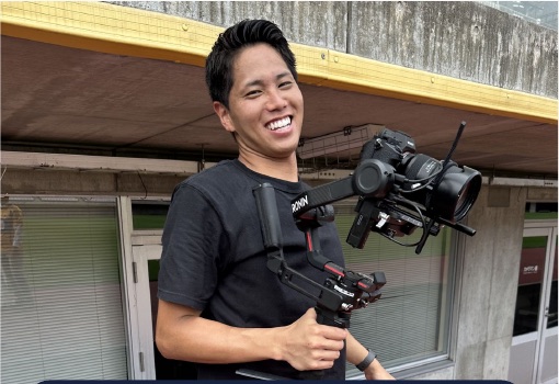 カメラとジンバルを持つTRIGOODの映像制作者・伊藤慧